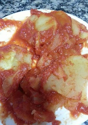 Una foto de Patatas con tomate estilo mi madre
