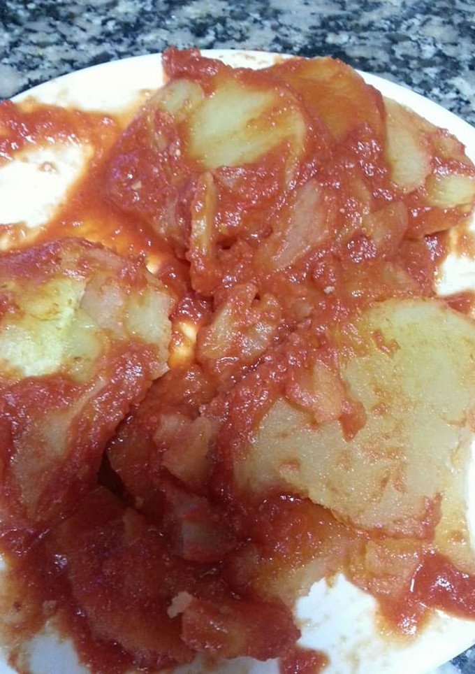 Una foto de Patatas con tomate estilo mi madre