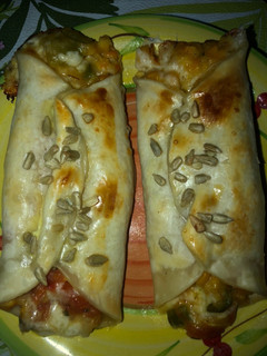 Una foto de Wraps con tapas de empanadas!!de vegetales con queso🌽🥕🍅🧀