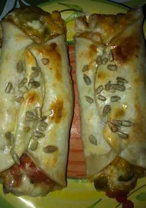 Una foto de Wraps con tapas de empanadas!!de vegetales con queso🌽🥕🍅🧀