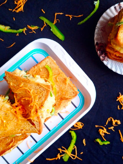 चीज़ी कॉर्न एंड कैप्सिकम सैंडविच (Cheesy corn aur capsicum sandwich recipe in hindi) रेसिपी मुख्य फोटो