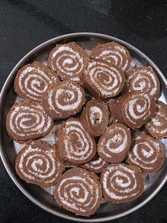 કોકોનટ ચોકલેટ રોલ(CoconutChocolate roll) રેસીપી મુખ્ય ફોટો