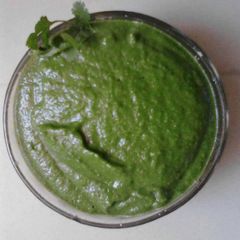 A picture of Green chutney (kothmir chutney).