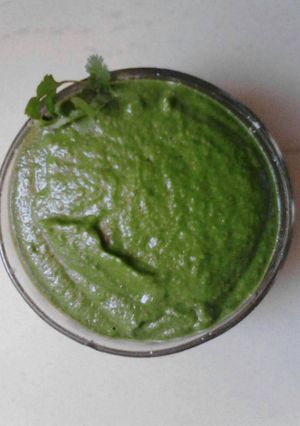 A picture of Green chutney (kothmir chutney).