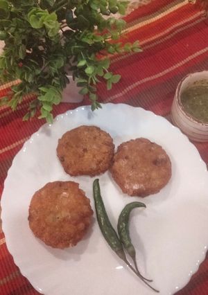 A picture of Crispy Sabudana tikki made with leftover sabudana khichdi and falahari chutney.