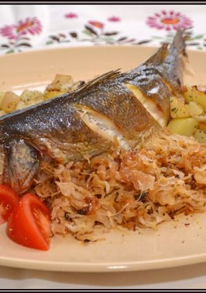 Káposztán sült tengeri sügér, hagymás-szalonnás burgonyával recept fotója