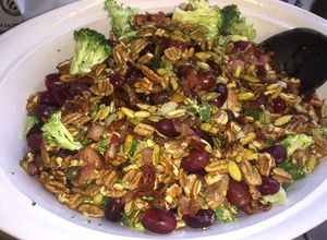 Una foto de Ensalada de brócoli y tocino #RecetasNavidad