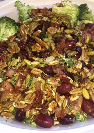 Una foto de Ensalada de brócoli y tocino #RecetasNavidad