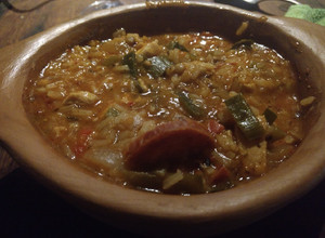 Una foto de Charqui de arroz y lentejas, con chorizo colorado, bien vallisto