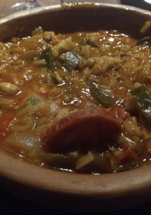 Una foto de Charqui de arroz y lentejas, con chorizo colorado, bien vallisto