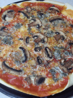 Una foto de Pizza casera de champiñón