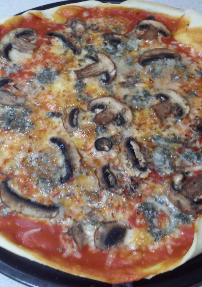 Una foto de Pizza casera de champiñón