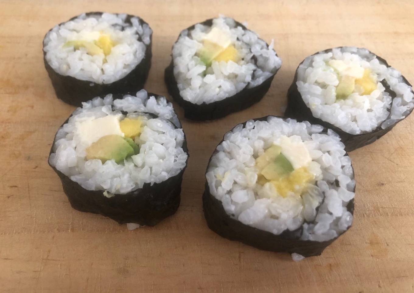 Makis de aguacate y mango con queso crema
