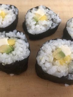 Una foto de Makis de aguacate y mango con queso crema