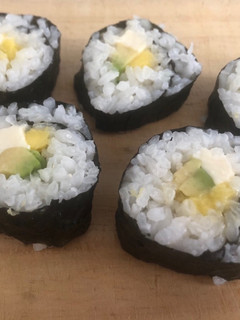 Una foto de Makis de aguacate y mango con queso crema