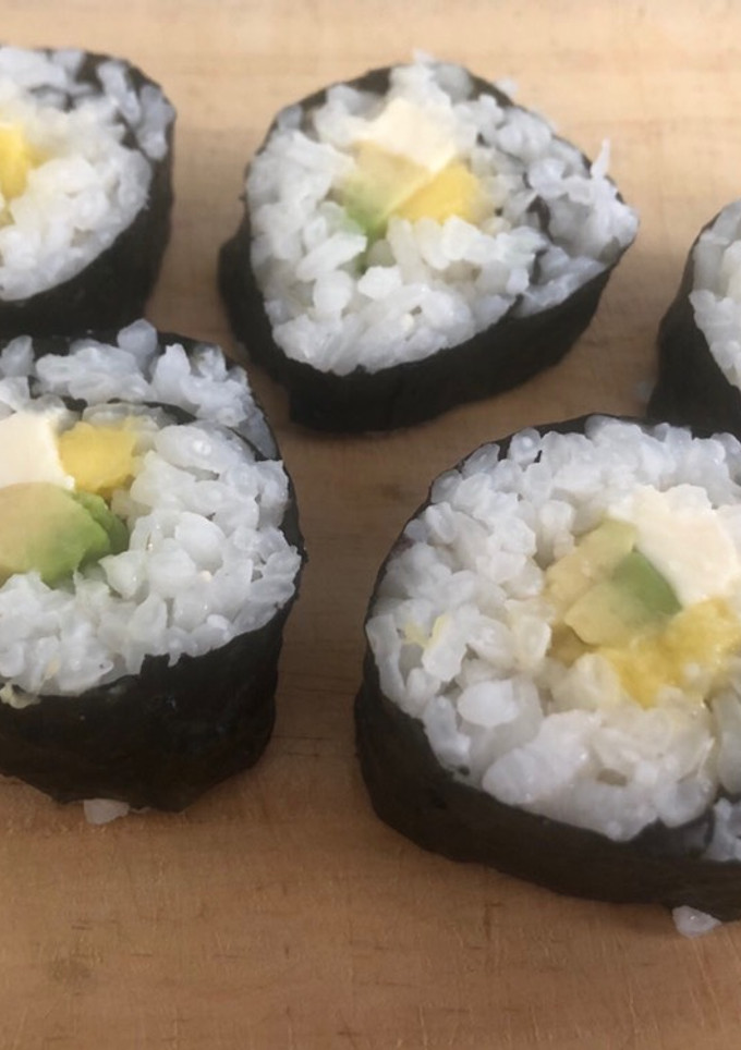 Una foto de Makis de aguacate y mango con queso crema