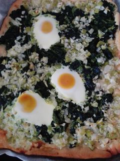 Una foto de Pizza con verdura y huevo (Thermomix)