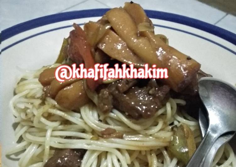 Langkah Mudah untuk Membuat Spaghetti sosis dan daging lada hitam, Bisa Manjain Lidah
