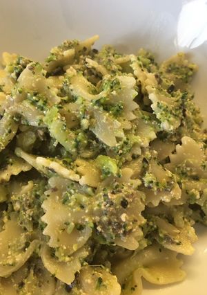 Foto di Farfalle con broccoli e pesto olive nere