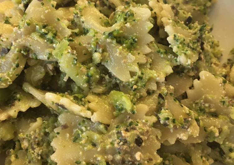 Farfalle con broccoli e pesto olive nere