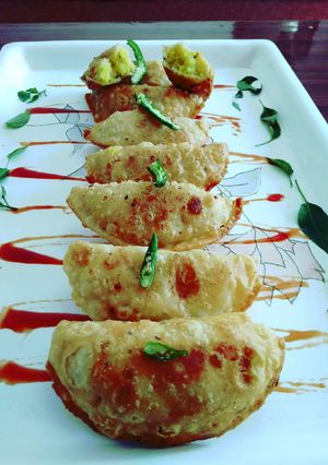 A picture of Punjabi samosa.