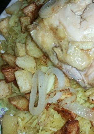 صورة لوصفة دجاج على رز بالكركم والكاري