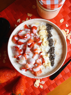 Una foto de Porridge de fresas con “leche condensada”