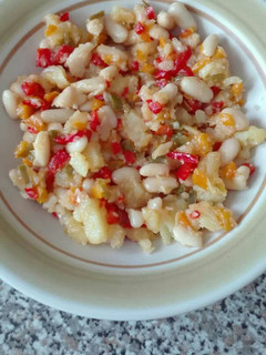 Una foto de Ensalada de judías blancas con pimientos