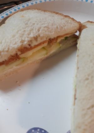 A picture of The Apple Sandwich.