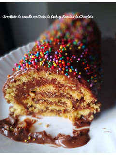 Una foto de Arrollado de vainilla con Dulce de Leche y Ramitas de Chocolate 🍫