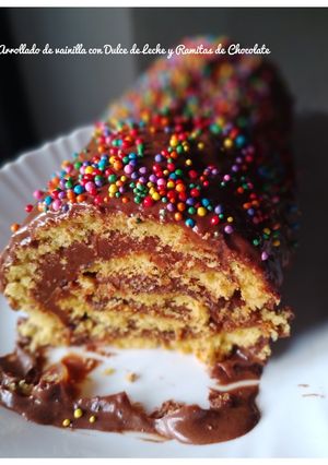 Una foto de Arrollado de vainilla con Dulce de Leche y Ramitas de Chocolate 🍫