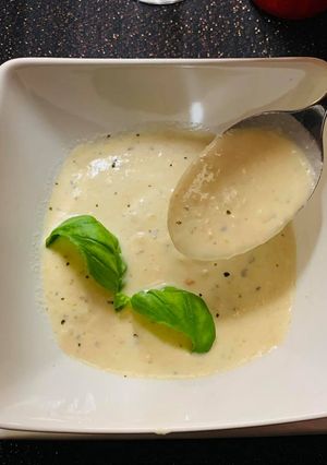 Bazsalikomos chilis lazackrémleves recept fotója