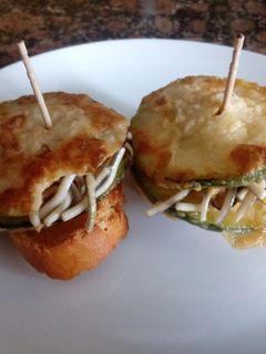 Una foto de Pintxo de calabacín y gulas con setas