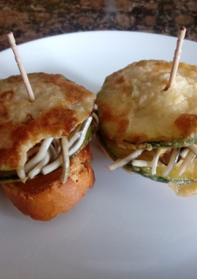 Una foto de Pintxo de calabacín y gulas con setas