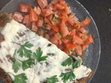 Tortilla de acelga con ensalada de tomate perejil y ajo