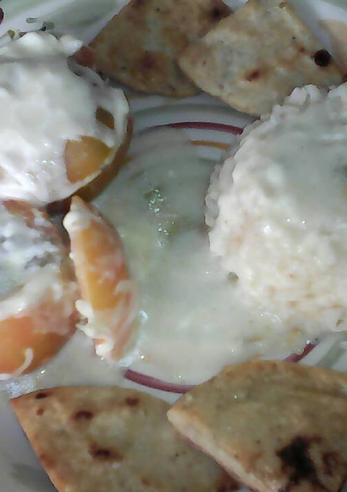 Una foto de Tomates rellenos de carne y queso con salsa de loroco