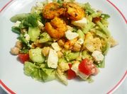 Una foto di insalata di cetrioli e feta