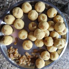 A picture of Rava besan laddoo.