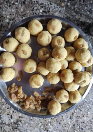 A picture of Rava besan laddoo.