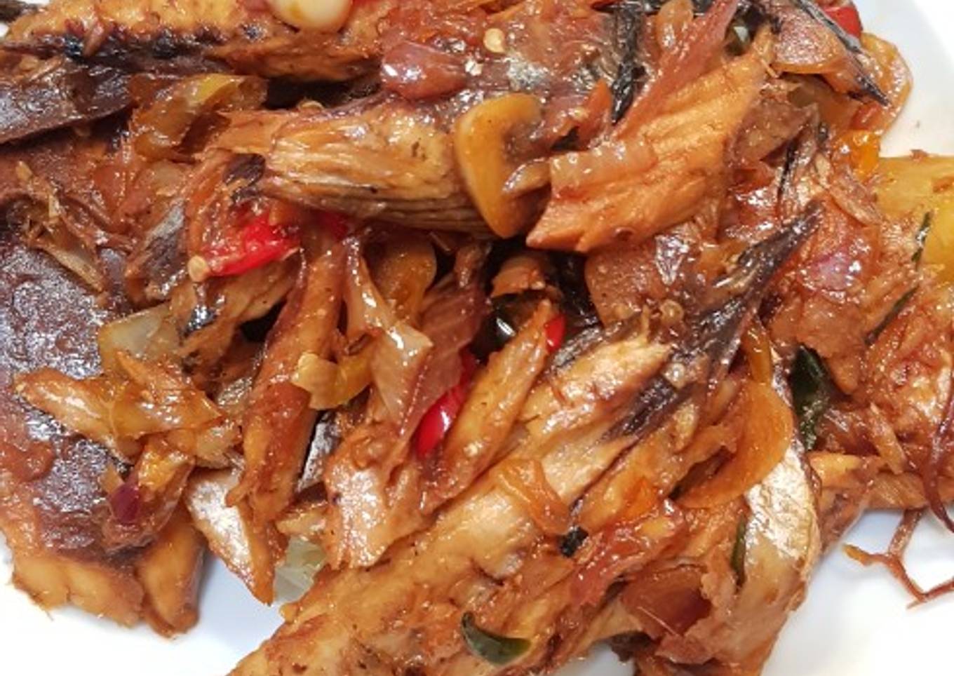 Oseng ikan pindang aneka cabe