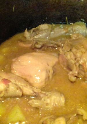 Una foto de Muslos de pollo con papas al romero