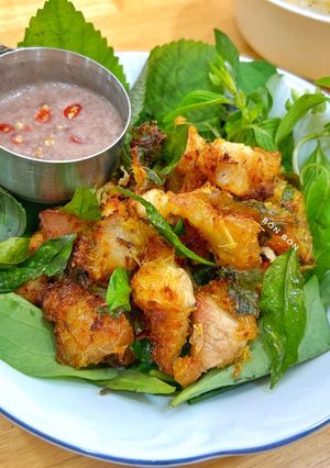 Hình của món Ba Chỉ Chao Riềng Lá Mắc Mật.