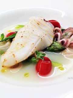 Foto di Calamari con asparagi, datterini confit, su infuso di zenzero
