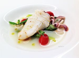Foto di Calamari con asparagi, datterini confit, su infuso di zenzero