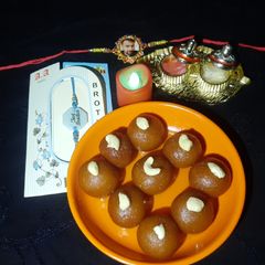 A picture of Gulab jamun.