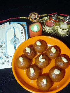 A picture of Gulab jamun.