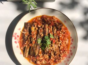 Hình của món Cà tím sốt cà chua thịt bằm.