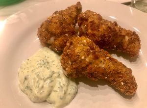 Una foto de Supremas y patitas de pollo rebozadas con copos de maíz sin azúcar y semillas. Bien crujiente!