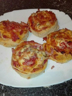 Una foto de Rollo de pizzas relleno de lomo adobado beicon y queso camembert