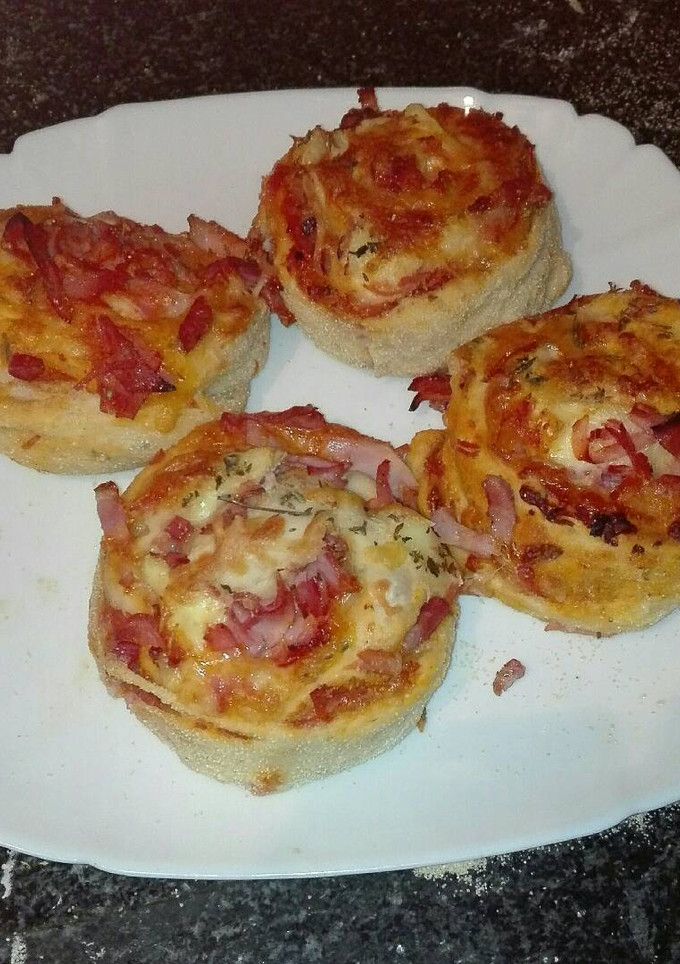 Una foto de Rollo de pizzas relleno de lomo adobado beicon y queso camembert